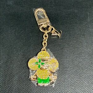 ✅ PRICE IS FIRM ✅ FASHION Gold & Green Flower Charm Keychain